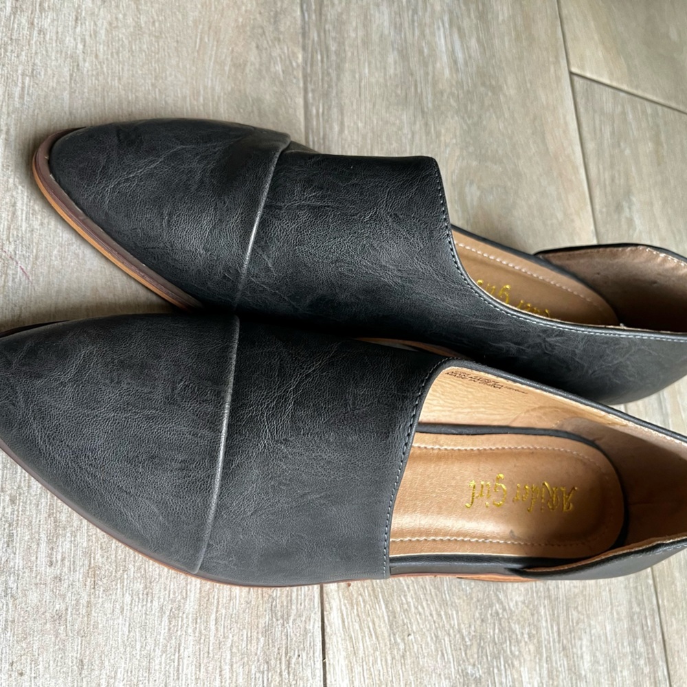A rider girl cut open toe flats